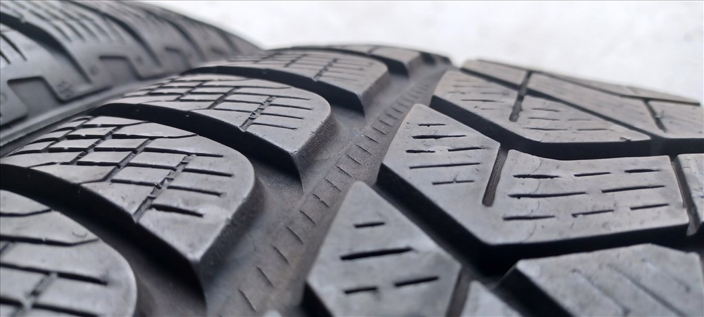  Pirelli Winter Scorpion MO 235/60 R18 téli gumik 4db 3. kép