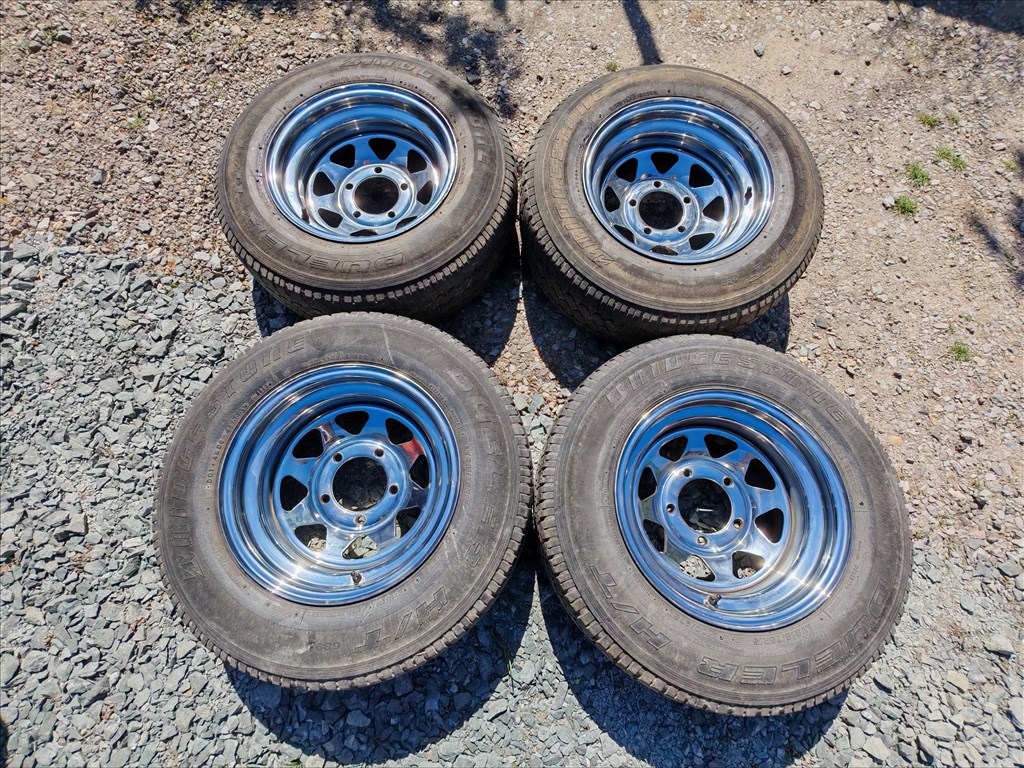  5x139.7 lyukosztású 15" újszerű lemezfelni, rajta 215/75 kopott BFGoodrich négyévszakos gumi gumi  1. kép