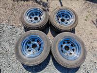  5x139.7 lyukosztású 15" újszerű lemezfelni, rajta 215/75 kopott BFGoodrich négyévszakos gumi gumi 