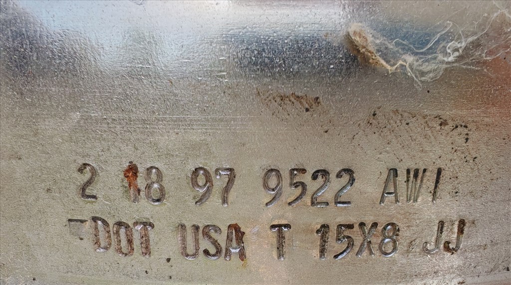  5x139.7 lyukosztású 15" újszerű lemezfelni, rajta 215/75 kopott BFGoodrich négyévszakos gumi gumi  2. kép