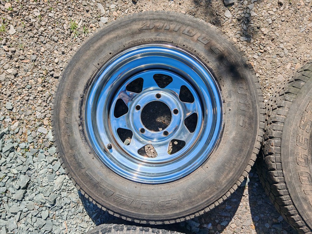  5x139.7 lyukosztású 15" újszerű lemezfelni, rajta 215/75 kopott BFGoodrich négyévszakos gumi gumi  3. kép
