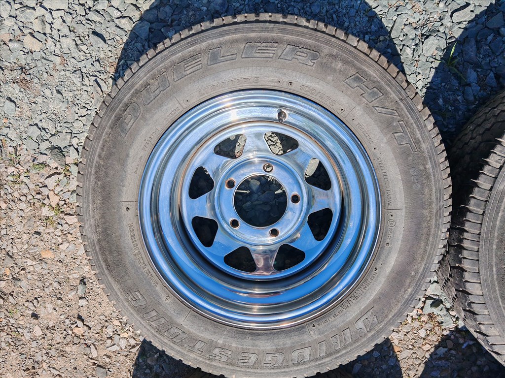  5x139.7 lyukosztású 15" újszerű lemezfelni, rajta 215/75 kopott BFGoodrich négyévszakos gumi gumi  4. kép