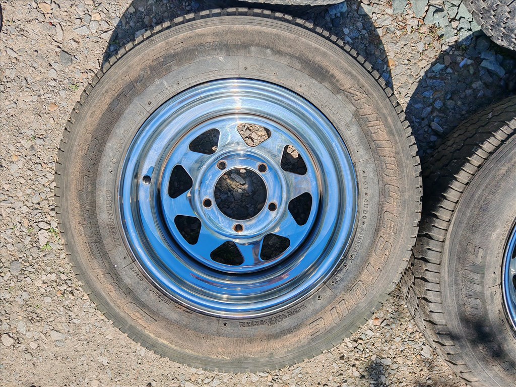  5x139.7 lyukosztású 15" újszerű lemezfelni, rajta 215/75 kopott BFGoodrich négyévszakos gumi gumi  5. kép
