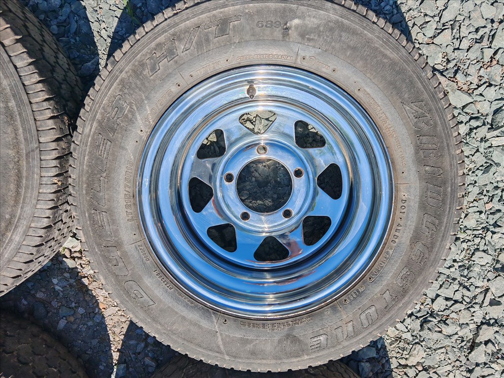 5x139.7 lyukosztású 15" újszerű lemezfelni, rajta 215/75 kopott BFGoodrich négyévszakos gumi gumi  6. kép