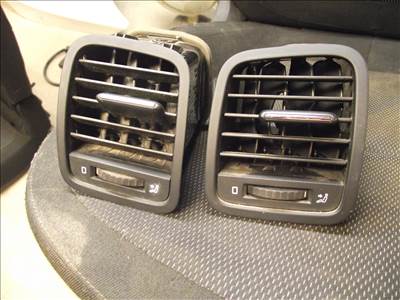 Skoda Yeti jobb és bal első szellőzőrács  5l0819701 5l0819702