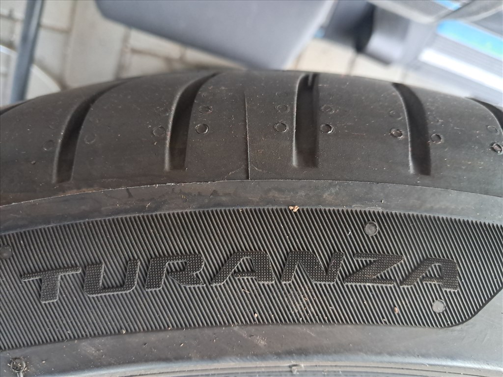  235/40/18" újszerű Bridgestone nyári gumi gumi 4. kép