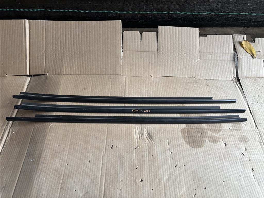 Toyota Yaris Cross (XP210) Jobb első ajtó vízlehúzó díszléc  1. kép