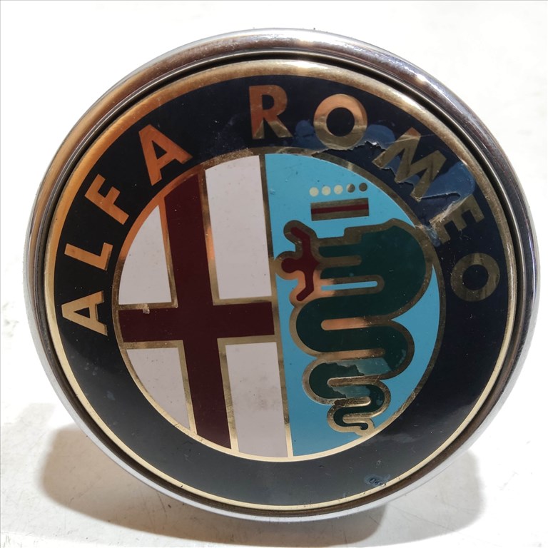 205695 Alfa Romeo Giulietta 2010-2016 nyomógombos csomagtérajtó embléma, a képen látható állapotban  50530581 1. kép