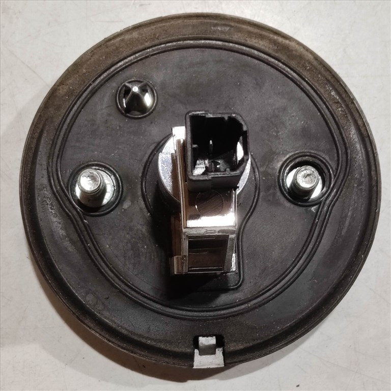 205695 Alfa Romeo Giulietta 2010-2016 nyomógombos csomagtérajtó embléma, a képen látható állapotban  50530581 2. kép