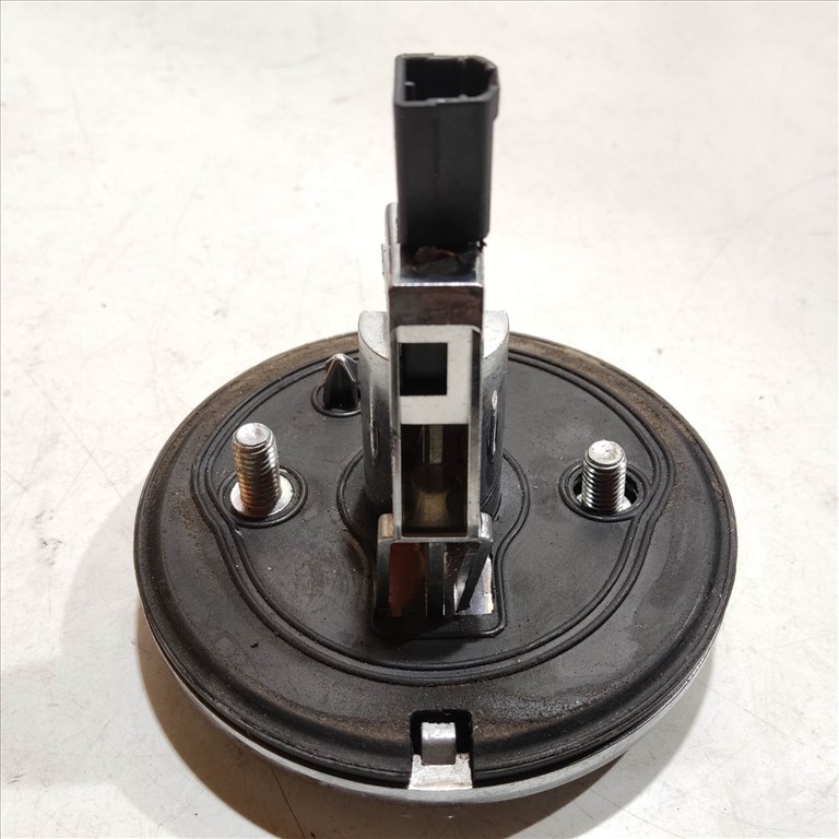 205695 Alfa Romeo Giulietta 2010-2016 nyomógombos csomagtérajtó embléma, a képen látható állapotban  50530581 3. kép