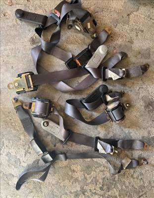 Suzuki Swift hátsó biztonsági öv