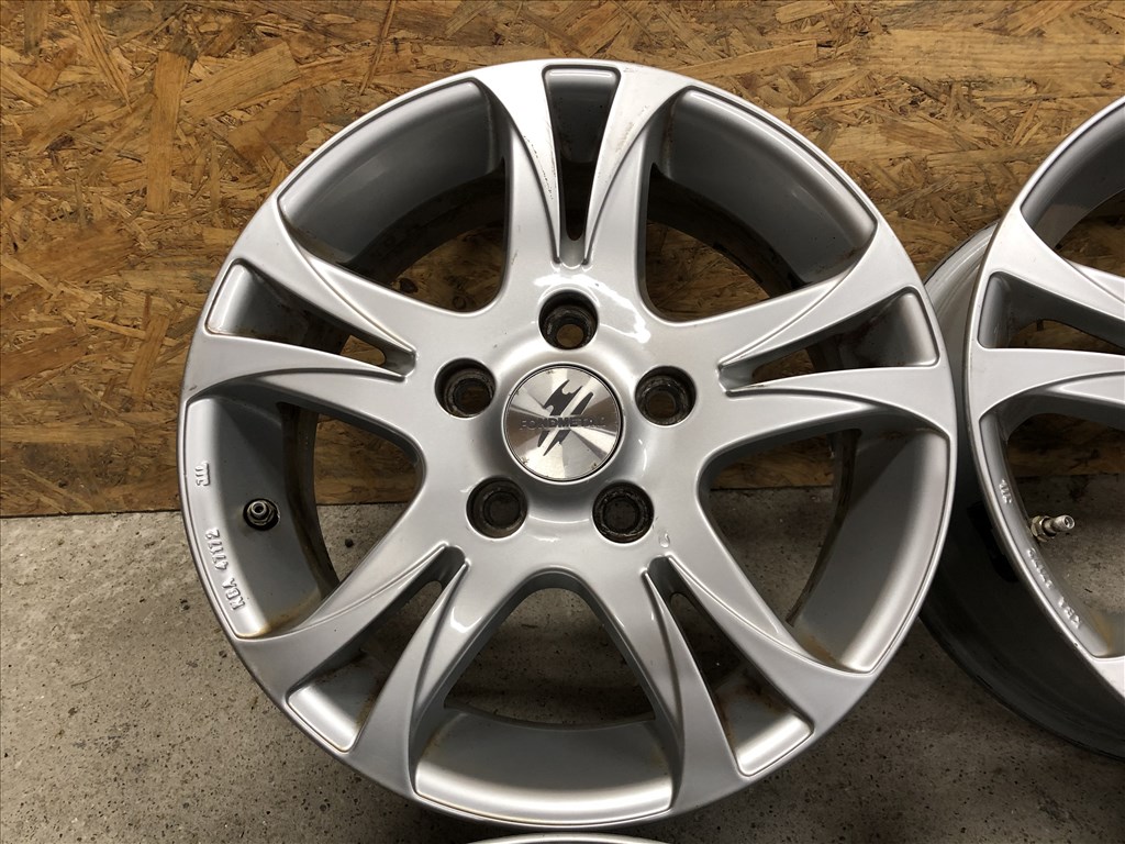  5x114.3 lyukosztású 6J x 15" újszerű Fondmetal alufelni Kia Hyundai szenzoros 6. kép