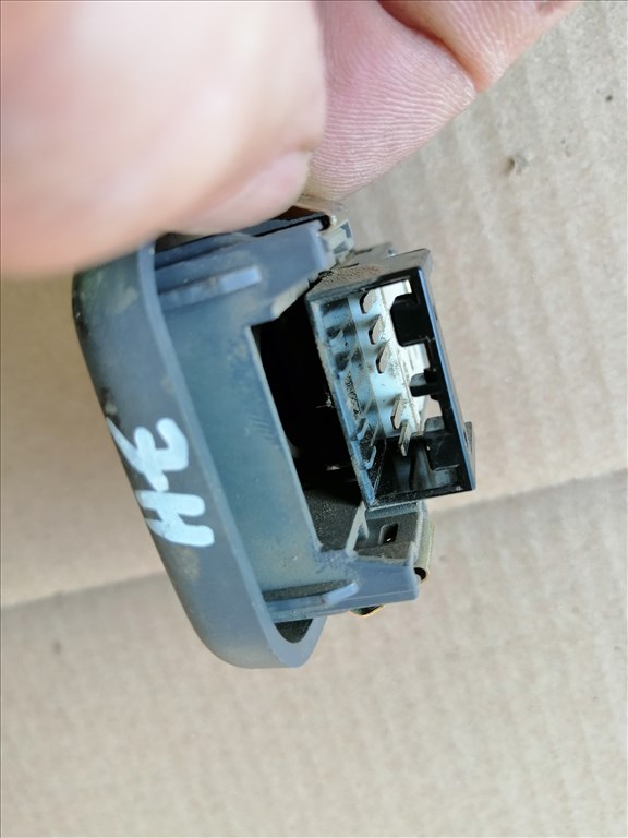 Mazda B 2500 Jobb hátsó ablakemelő Kapcsoló  3. kép