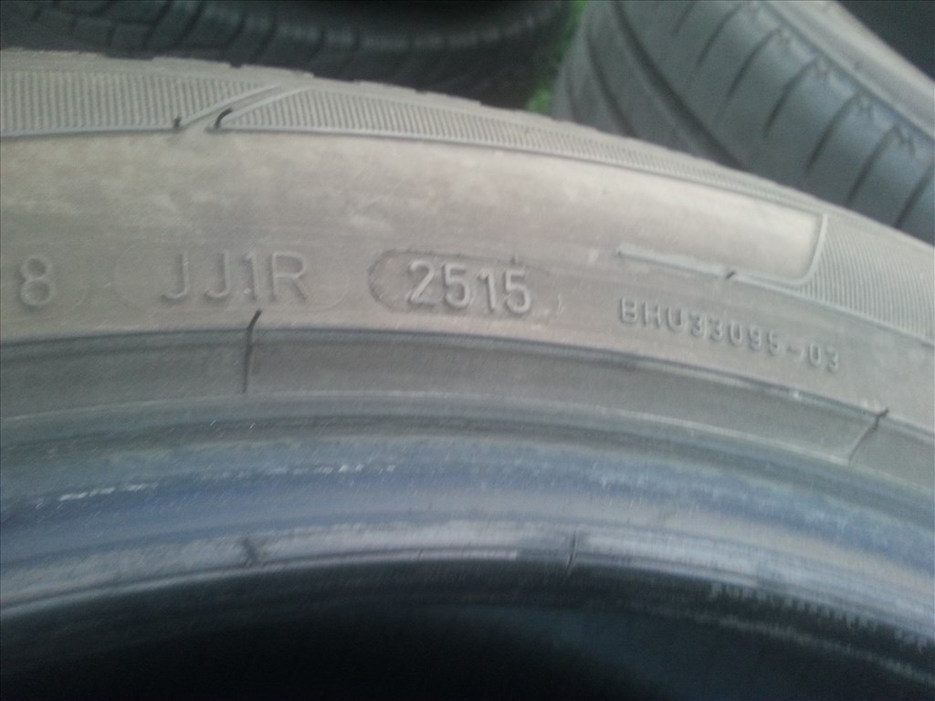  225/50R18 Dunlop defekttűrő téli gumi garnitúra 8. kép