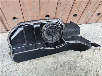 Audi A6 C5 Avant Bose mélyláda erősítő nélkül 
