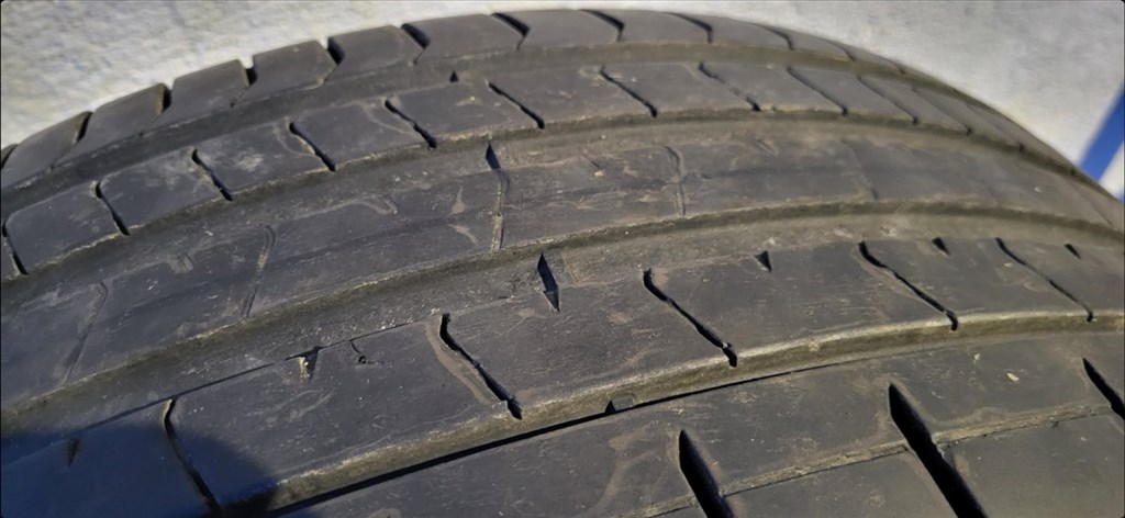  275 50 20 113 W PIRELLI P ZERO M0-S ZAJCSÖKKENTŐS DOT 1119 5-6MM 1. kép