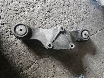 Volkswagen Passat B5 Hátsó differenciálmű tartóbak  4b3599285