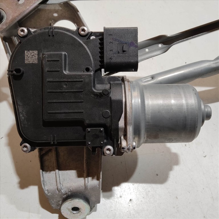 Tesla Model Y ablaktörlő motor mechanikával 1628222-00-B 5. kép