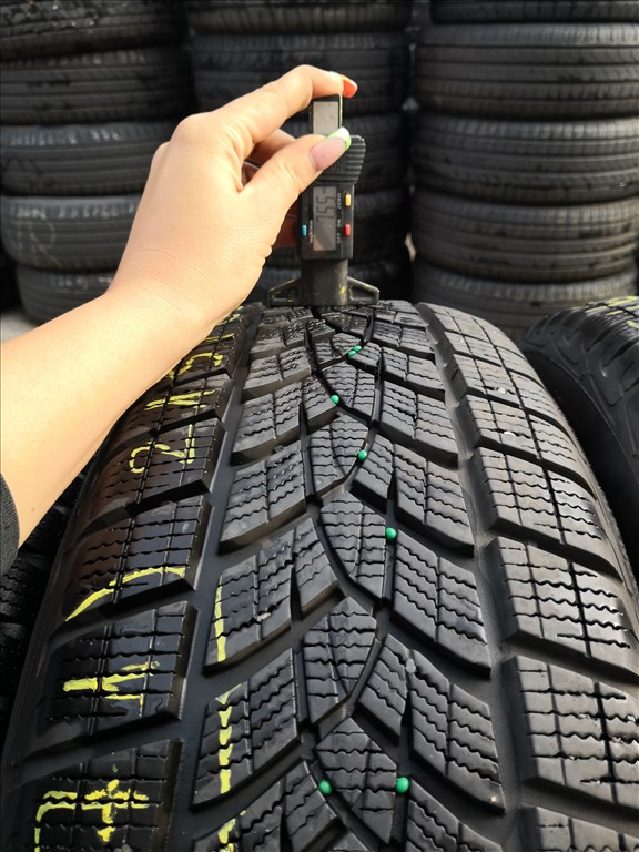 215/65 R17 Goodyear téli gumi 20000ft a 2db/371/ 1. kép