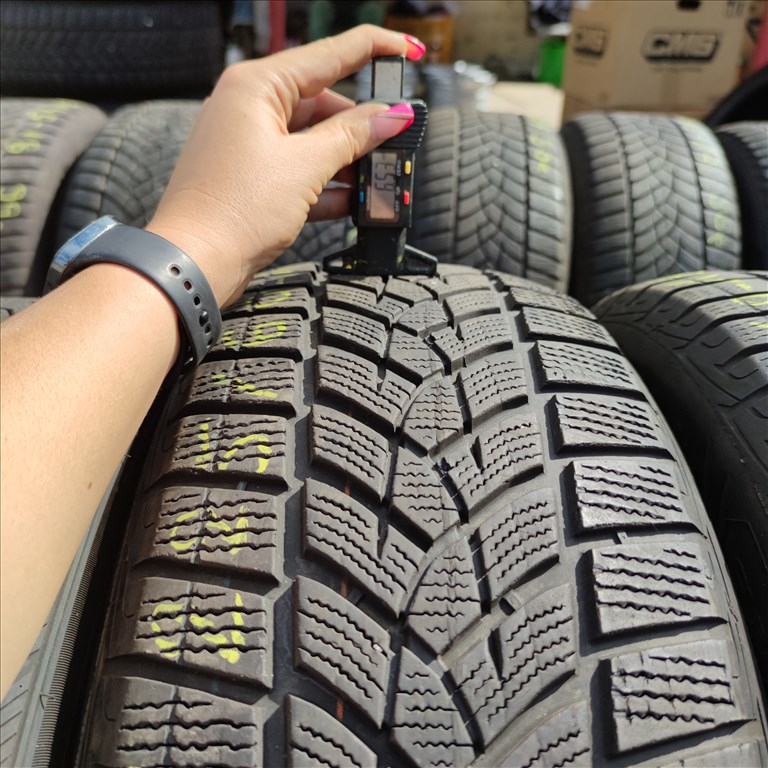  225/60 R18 Goodyear téli gumi 35000ft a 4db/67/ 1. kép