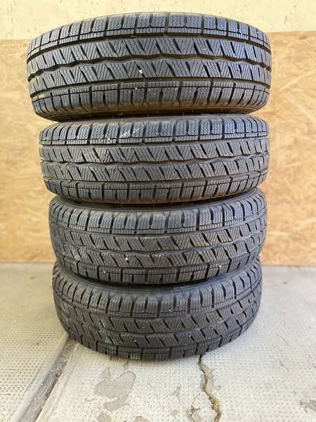  5x114.3 lyukosztású 14" használt lemezfelni, rajta 185/75 újszerű Hankook téli gumi gumi  1. kép