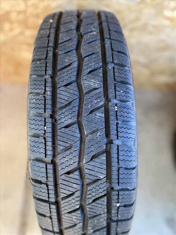  5x114.3 lyukosztású 14" használt lemezfelni, rajta 185/75 újszerű Hankook téli gumi gumi  2. kép