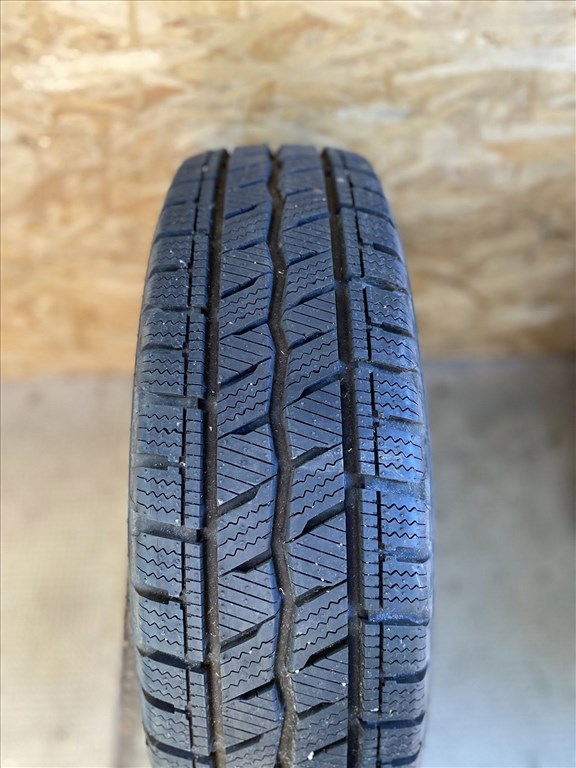  5x114.3 lyukosztású 14" használt lemezfelni, rajta 185/75 újszerű Hankook téli gumi gumi  3. kép