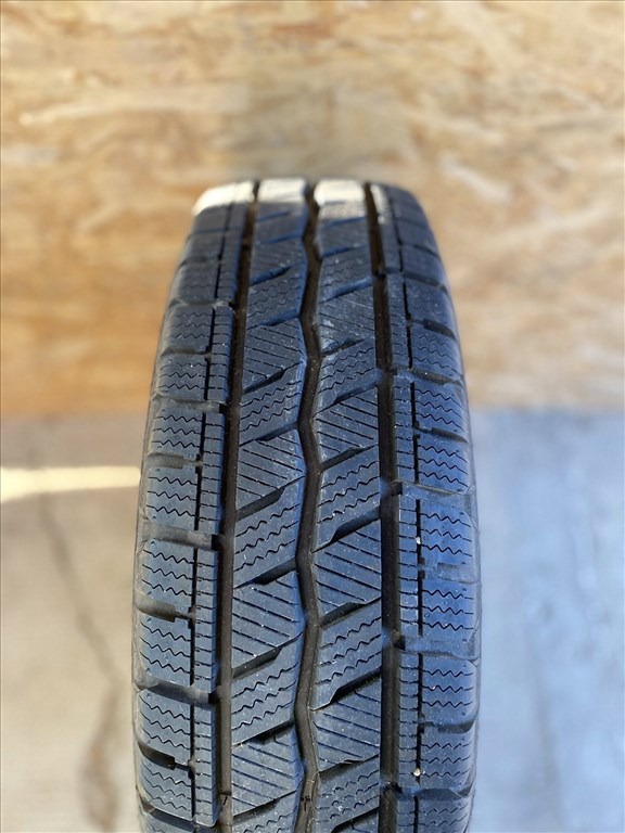  5x114.3 lyukosztású 14" használt lemezfelni, rajta 185/75 újszerű Hankook téli gumi gumi  4. kép