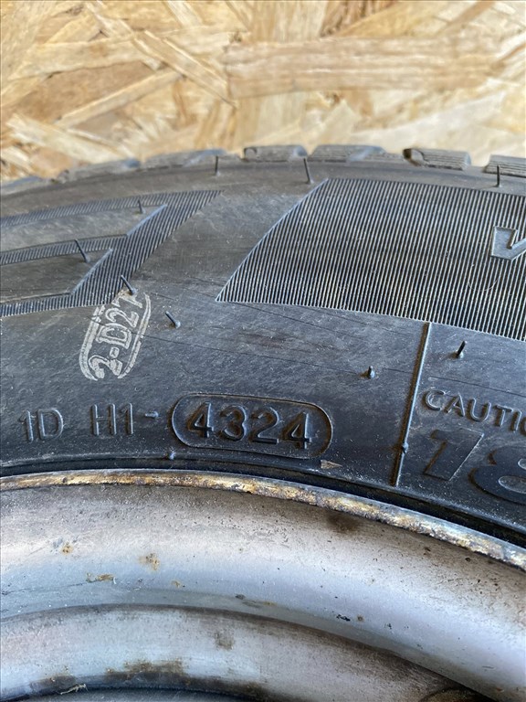  5x114.3 lyukosztású 14" használt lemezfelni, rajta 185/75 újszerű Hankook téli gumi gumi  6. kép