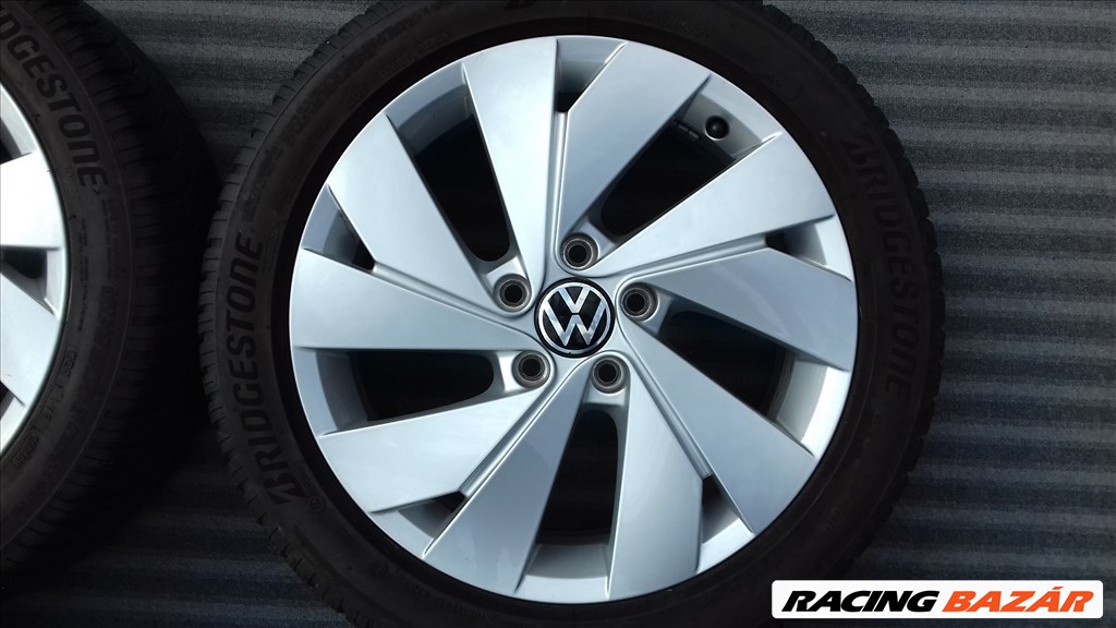  5x112 lyukosztású 17" újszerű gyári Vw alufelni, rajta 205/50 használt Bridgestone téli gumi 4. kép