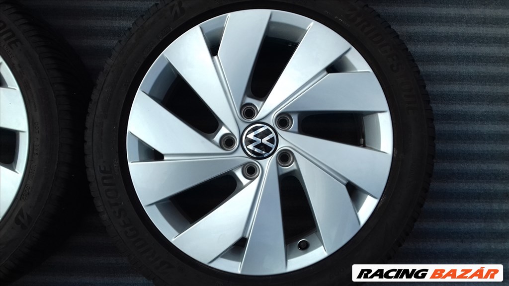  5x112 lyukosztású 17" újszerű gyári Vw alufelni, rajta 205/50 használt Bridgestone téli gumi 5. kép