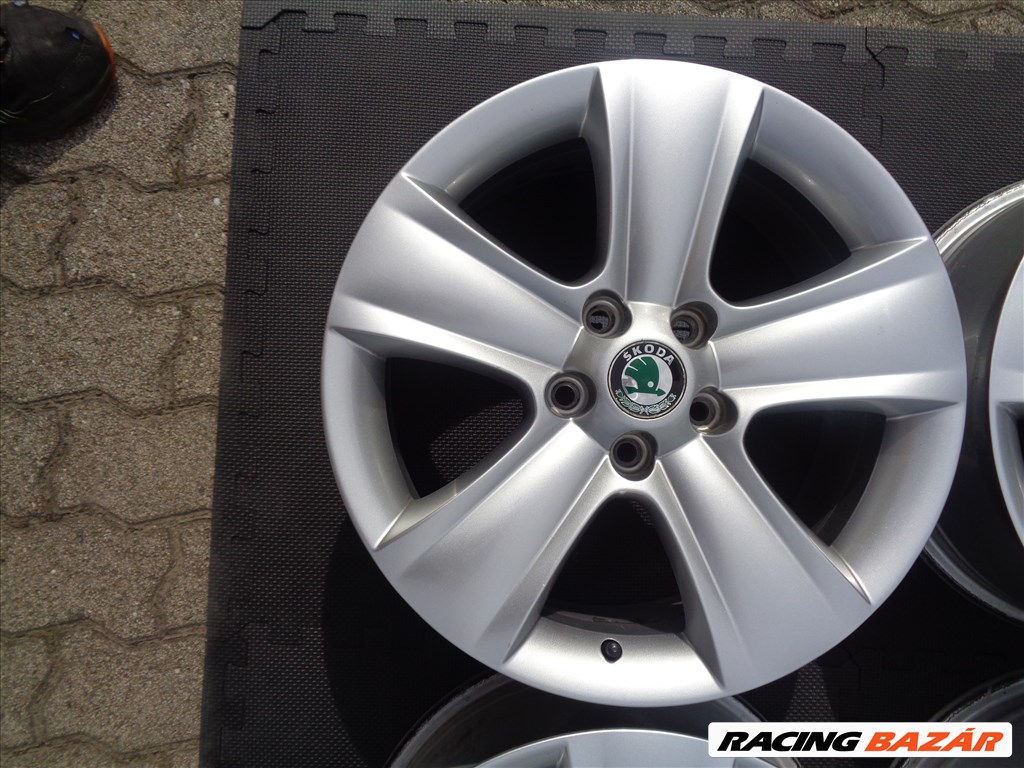 Skoda Gyári alufelni 17-es, 5×112-es osztóval újszerű állapotban eladó.  2. kép