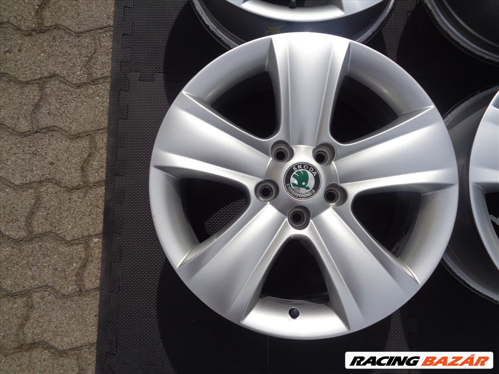 Skoda Gyári alufelni 17-es, 5×112-es osztóval újszerű állapotban eladó.  3. kép
