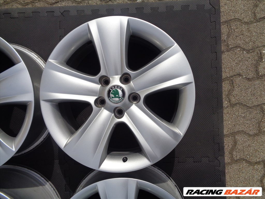 Skoda Gyári alufelni 17-es, 5×112-es osztóval újszerű állapotban eladó.  4. kép