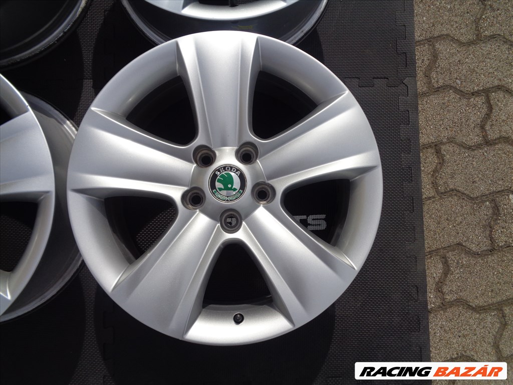 Skoda Gyári alufelni 17-es, 5×112-es osztóval újszerű állapotban eladó.  5. kép