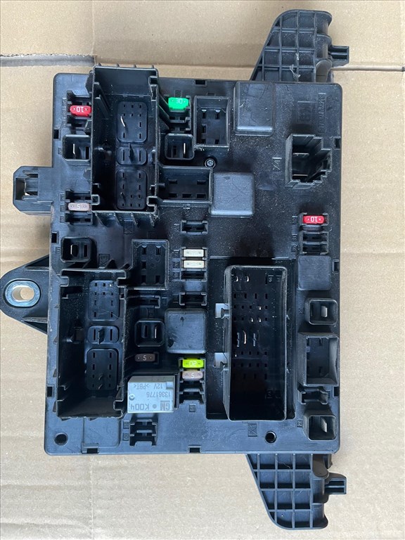 Opel Astra J Komfort elektronika  13368651 Biztosítéktábla  Csomagtérben  1. kép