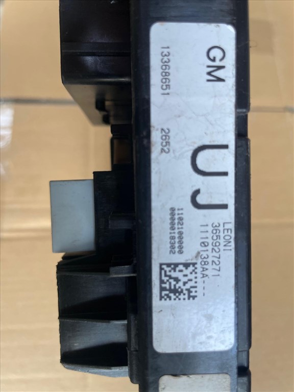 Opel Astra J Komfort elektronika  13368651 Biztosítéktábla  Csomagtérben  2. kép