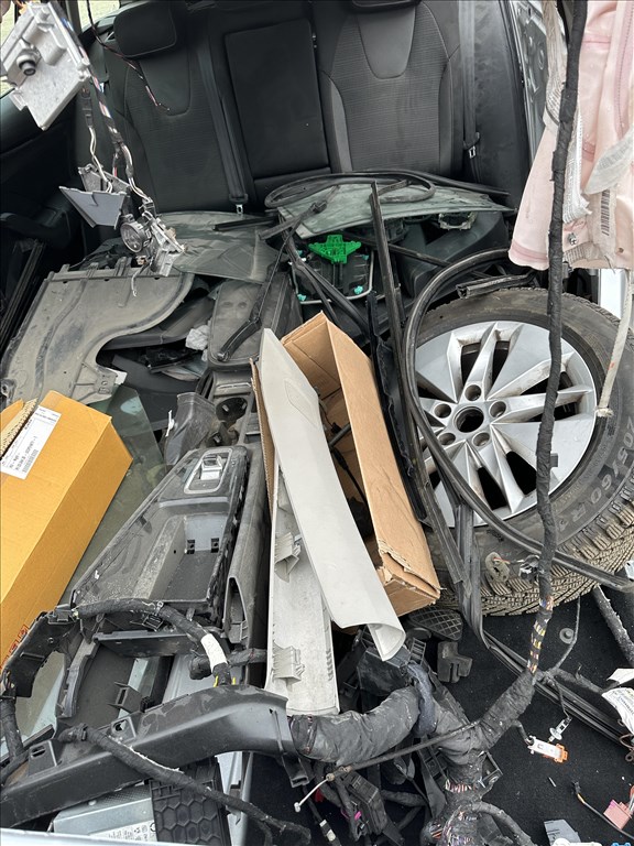 Skoda Octavia IV bontott alkatrészei vagy egyben bontásra eladó 3. kép