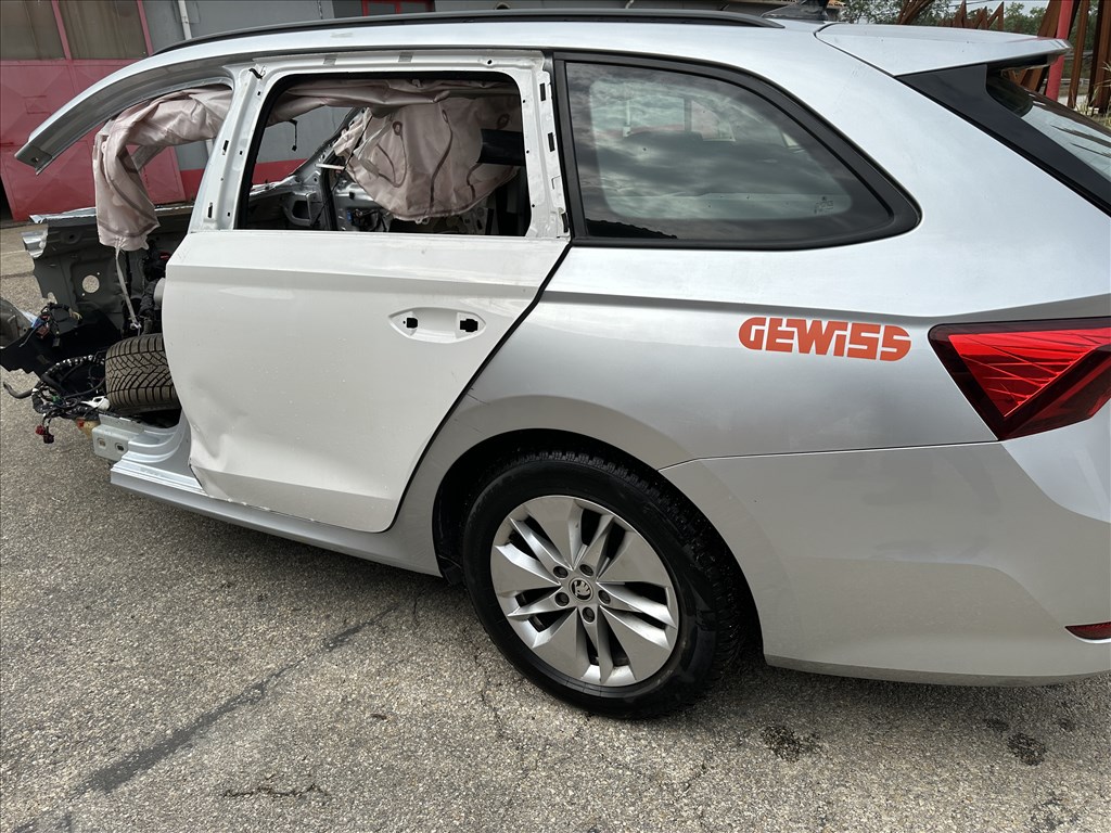 Skoda Octavia IV bontott alkatrészei vagy egyben bontásra eladó 4. kép