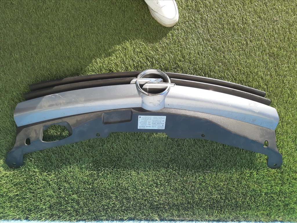 Bontásra: Opel Astra H Enjoy 1.6 benzin, hűtő díszrács, repedt 95599333 96343699 2. kép