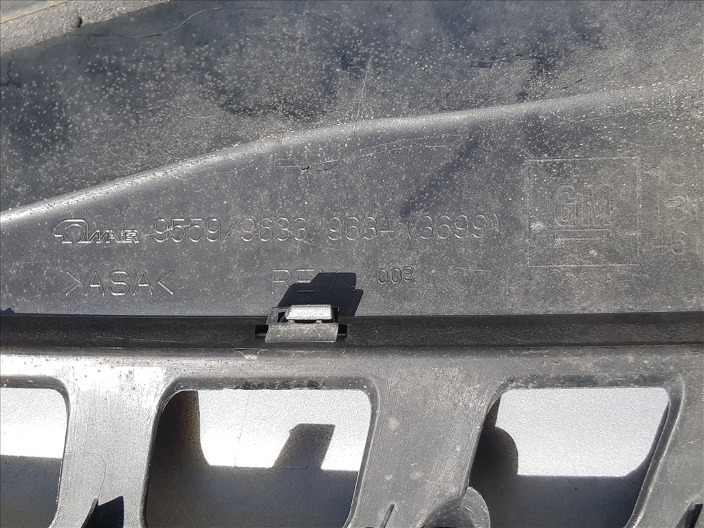 Bontásra: Opel Astra H Enjoy 1.6 benzin, hűtő díszrács, repedt 95599333 96343699 5. kép