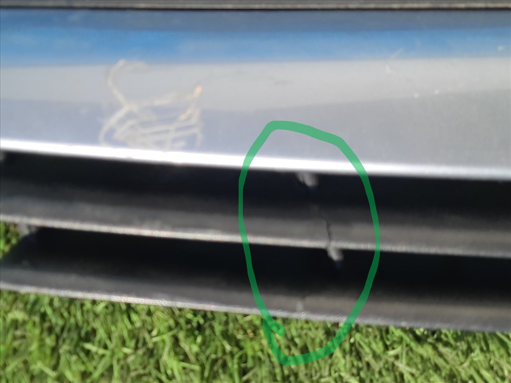 Bontásra: Opel Astra H Enjoy 1.6 benzin, hűtő díszrács, repedt 95599333 96343699 6. kép