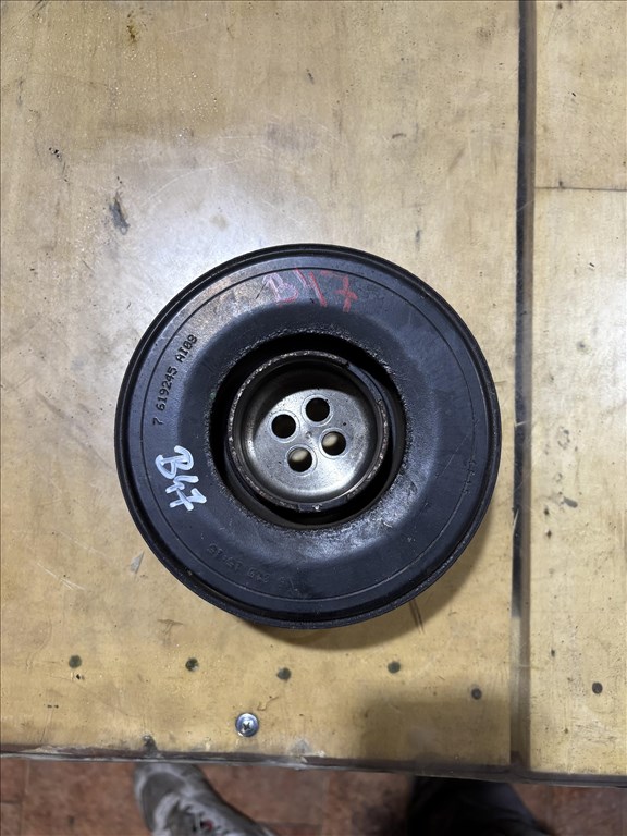 BMW B47D20 főtengely ékszíjtárcsa  7619245 1. kép