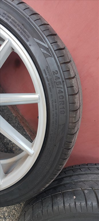  5x120 lyukosztású 19" újszerű Vossen alufelni, rajta 245/40 újszerű Triangle nyári gumi gumi  4. kép