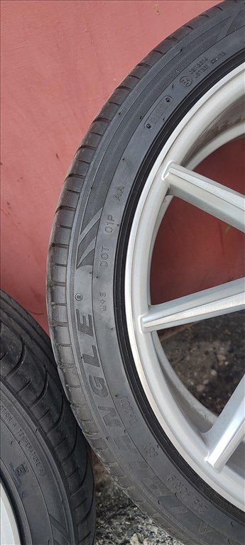  5x120 lyukosztású 19" újszerű Vossen alufelni, rajta 245/40 újszerű Triangle nyári gumi gumi  5. kép