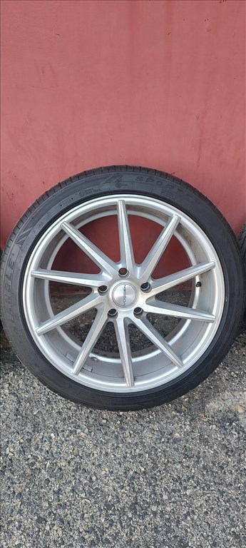  5x120 lyukosztású 19" újszerű Vossen alufelni, rajta 245/40 újszerű Triangle nyári gumi gumi  1. kép