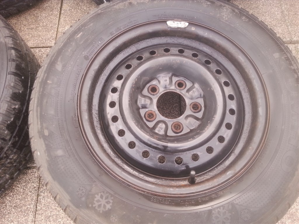  5x114.3 lyukosztású gyári Chrysler lemezfelni, rajta 215/65R15 használt Kumho téli gumi 1. kép