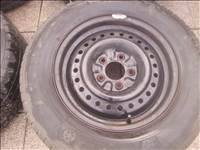  5x114.3 lyukosztású gyári Chrysler lemezfelni, rajta 215/65R15 használt Kumho téli gumi