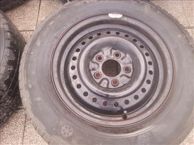  5x114.3 lyukosztású gyári Chrysler lemezfelni, rajta 215/65R15 használt Kumho téli gumi