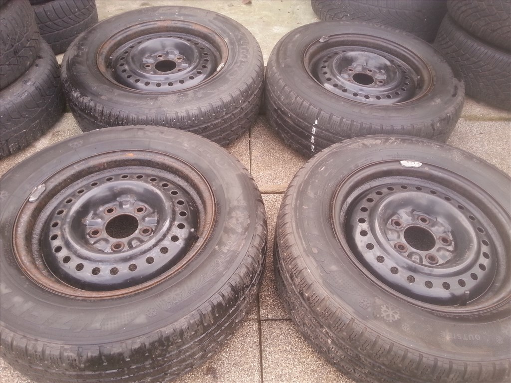  5x114.3 lyukosztású gyári Chrysler lemezfelni, rajta 215/65R15 használt Kumho téli gumi 2. kép